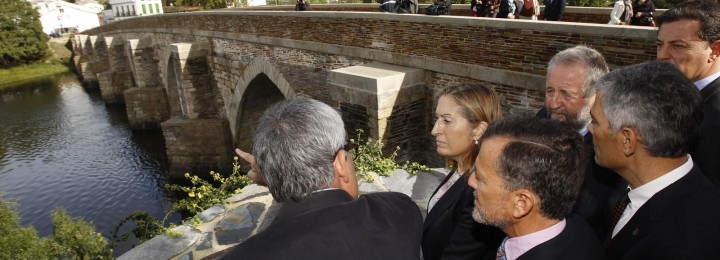 Ana Pastor asistió a la inauguración de la “magnífica” obra de rehabilitación del puente romano de Lugo